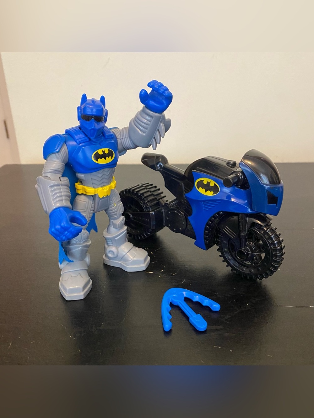 2009 Fisher Price DC Super Friends HeroWorld Blue Batman & Cycle & Batarang